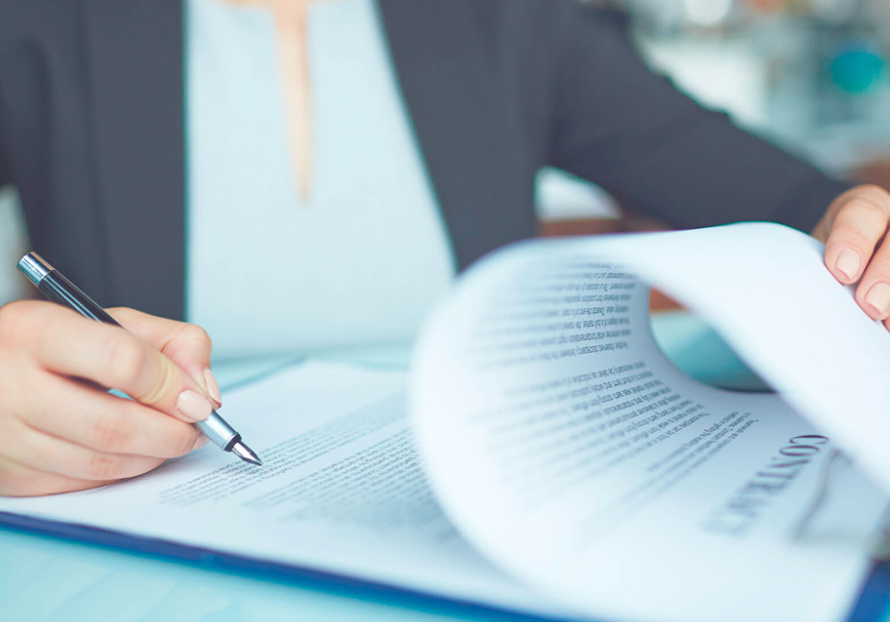 Revisión y firma de contratos empresariales en Uruguay